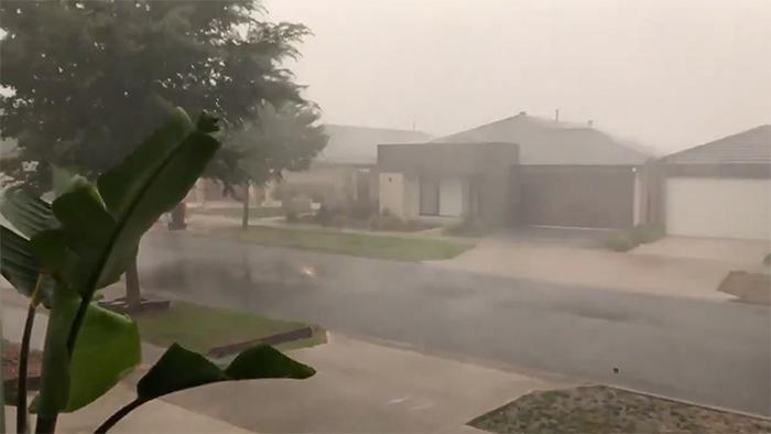 huge-rain-bomb-hit-australia-4-5e201438ef93b__700