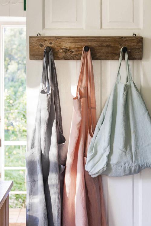 bolsa-de-tela-y-delantales-colgados-en-un-perchero-de-madera-00457381_00000000_00457381_230120124907_1000x1500