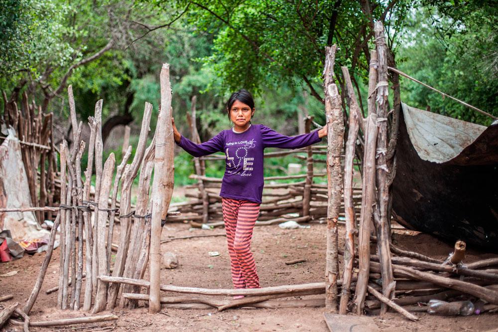 la-pequenia-elsa-tiene-que-ingresar-a-una-finca-para-asistir-a-la-unica-escuela-que-hay-en-el-monte