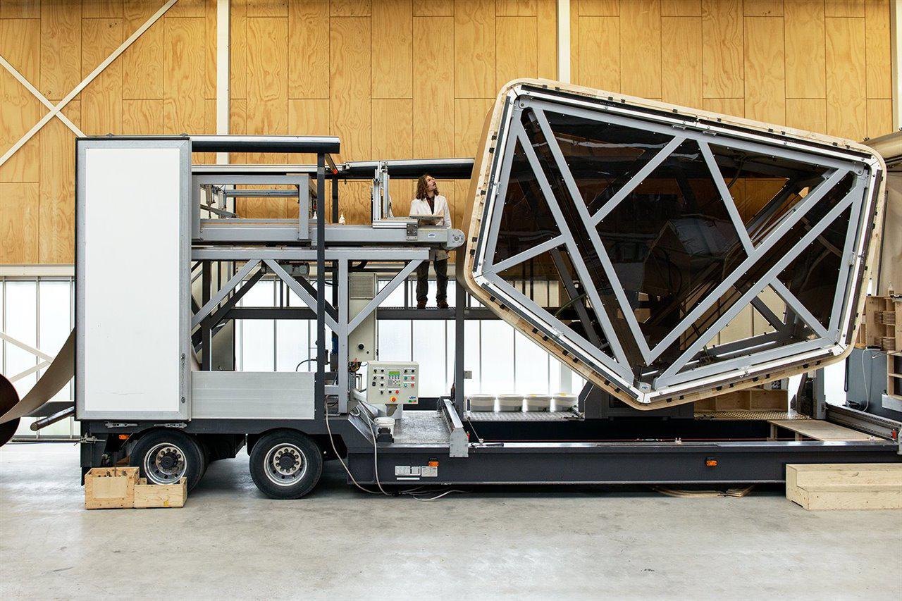 en-fabrica-cada-modulo-se-envuelve-en-las-capas-de-carton-haciendolo-girar-mientras-una-bobina-aplica-las-capas_8a45b5a0_1280x853