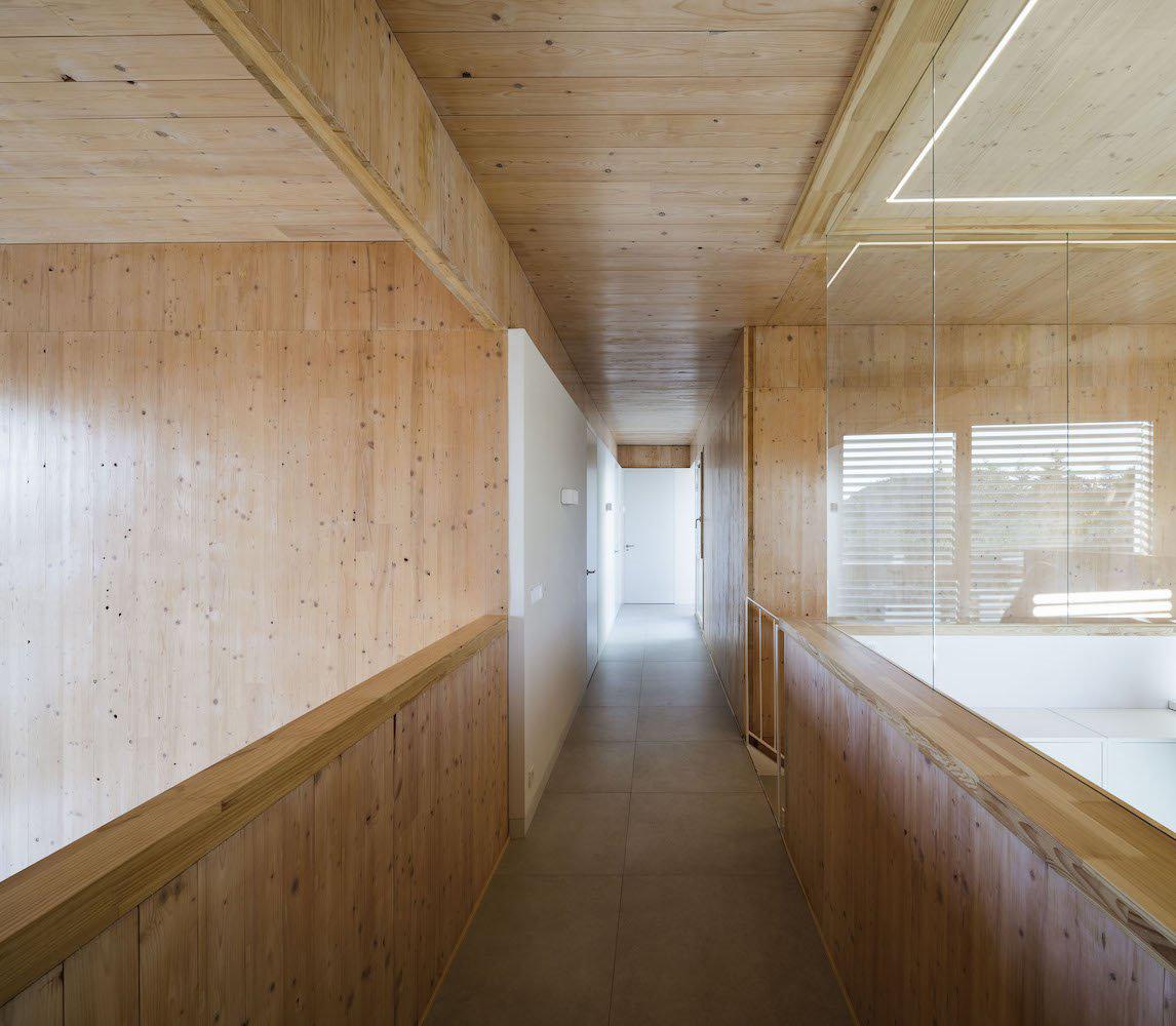 casa-patio-positivelivings-zona-de-paso-con-madera_ccf63c53_1146x1000