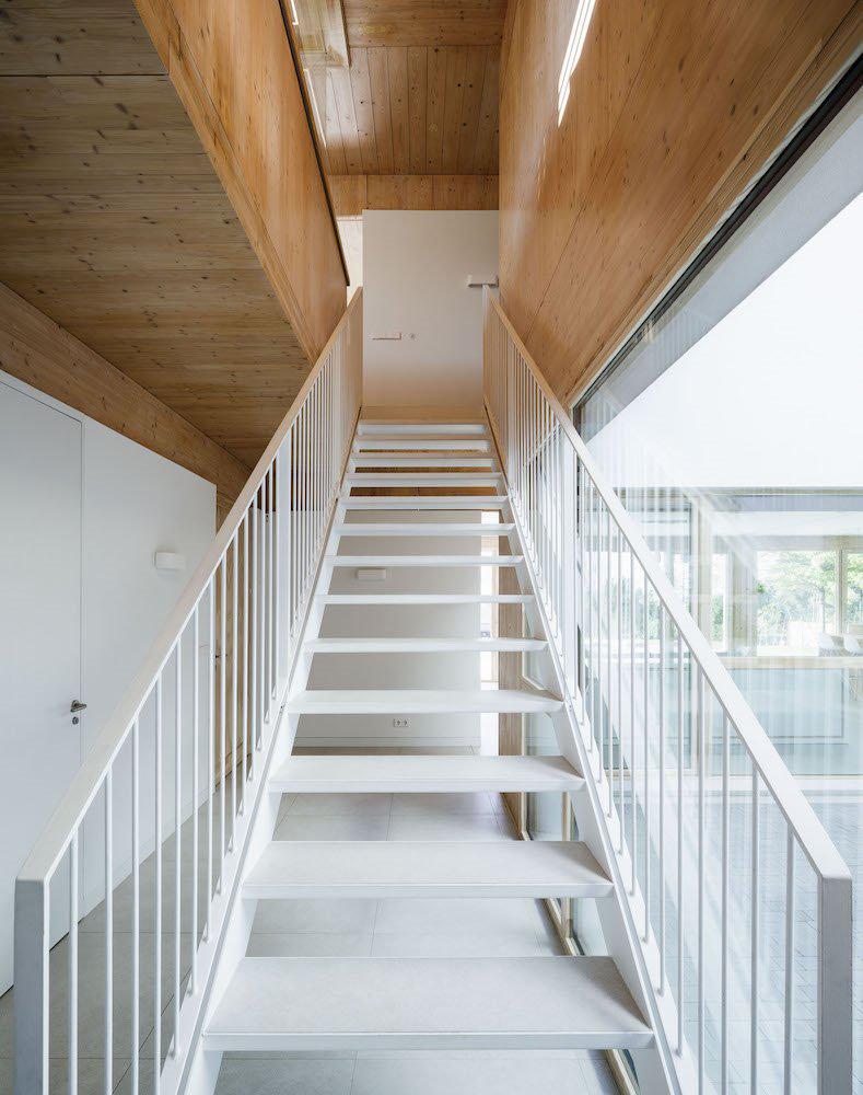 casa-patio-positivelivings-escalera_5e9fd707_789x1000