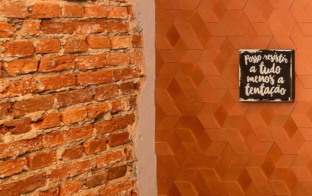 Revestimento_Six_Ouro_Rosé_Santa_Luzia_-_Mostra_Sustentável_-_Projeto_Ana_Maria_Coelho_e_Felipe_Karam_-_Foto_Miro_Martins