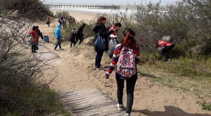 20201117-LimpiezadeplayadelISFDdeSantaTeresita