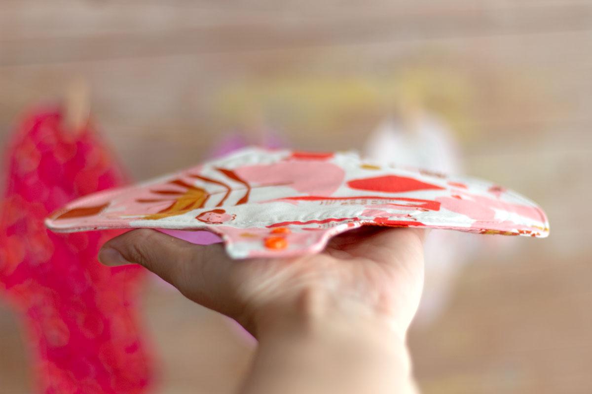 compresas-de-tela-ecologicas-mano-2