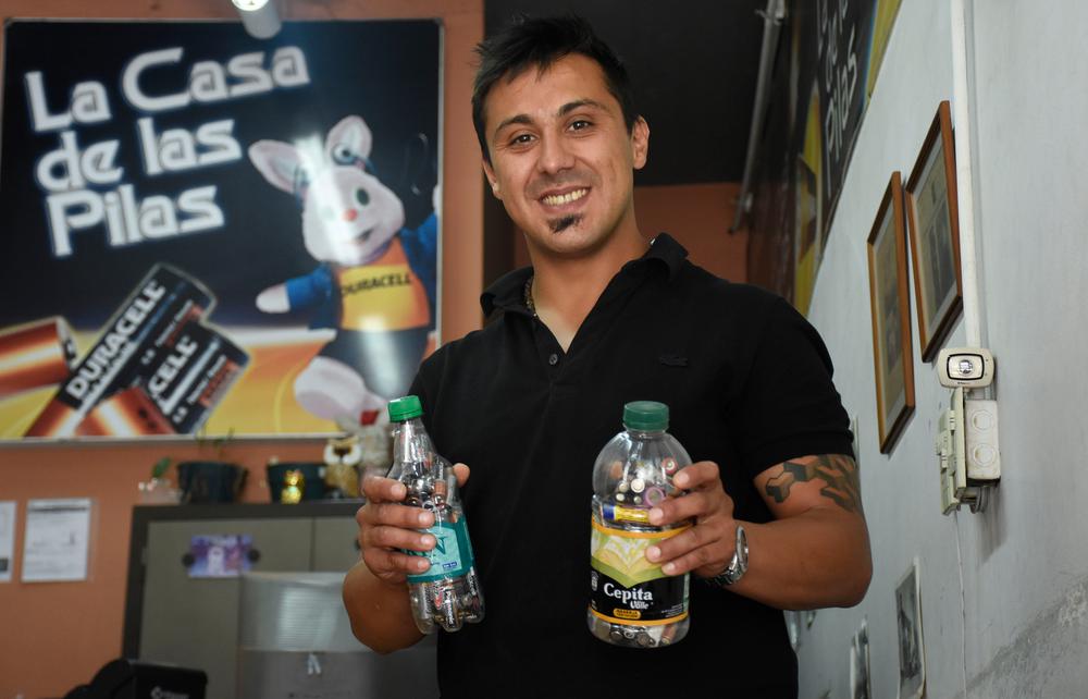 ag-nqn-Rodrigo-Dominella-recicla-las-pilas-de-su-local-haciendo-bancos-de-cemento-salto-5