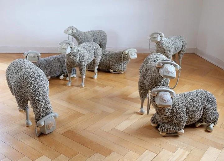 tribut-instalacion-con-telefonos-viejos___ajxBbHyw_720x0__1