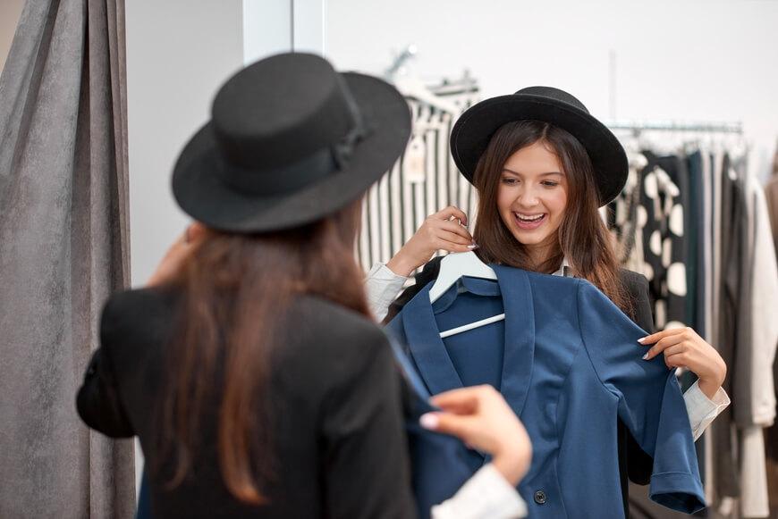 mujer-joven-de-compras