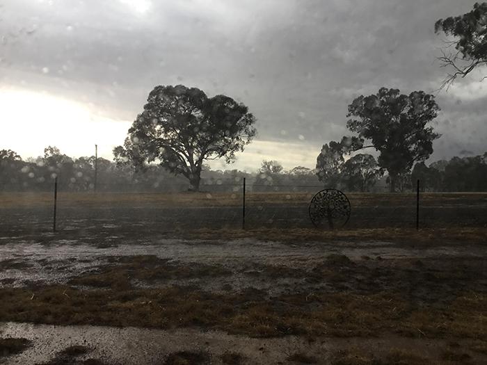 huge-rain-bomb-hit-australia-5e201ef8412c7__700