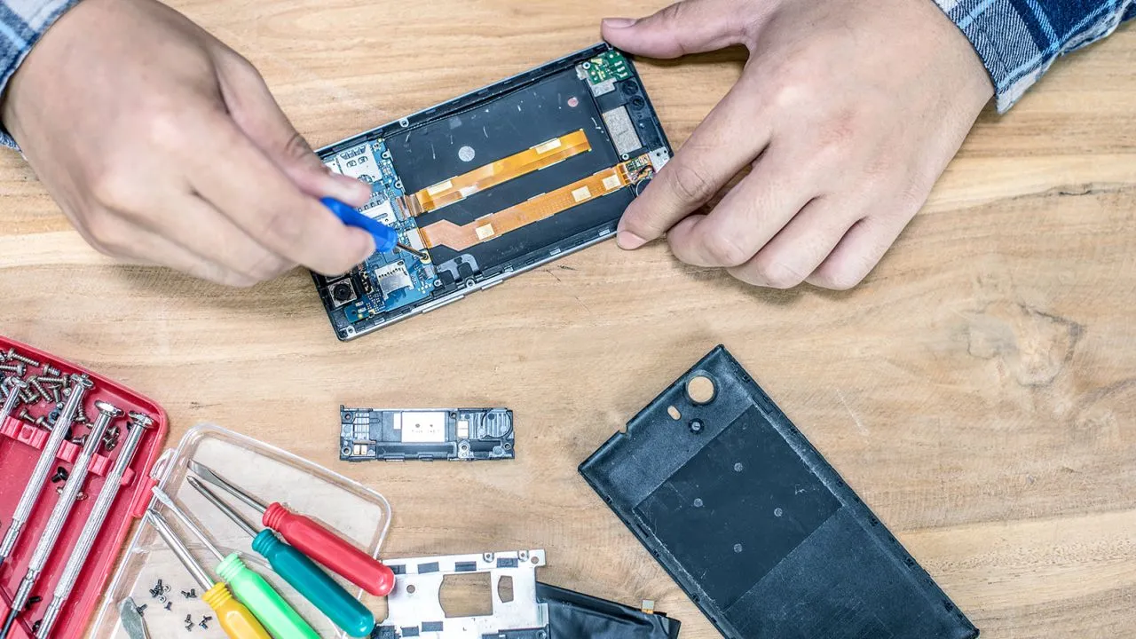 221207110858-02-right-to-repair-smartphone-climate