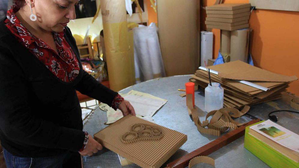 acompana-cronica-bolivia-moda-bol04-la-paz-bolivia-12-03-2013-afiches-antiguos-papel-de-fotografia-sin-uso-o-las-viejas-paginas-de-un-periodico-cobran-una-nueva-vida-en-los-disenos-de-la-boliviana-marion-macedo-que