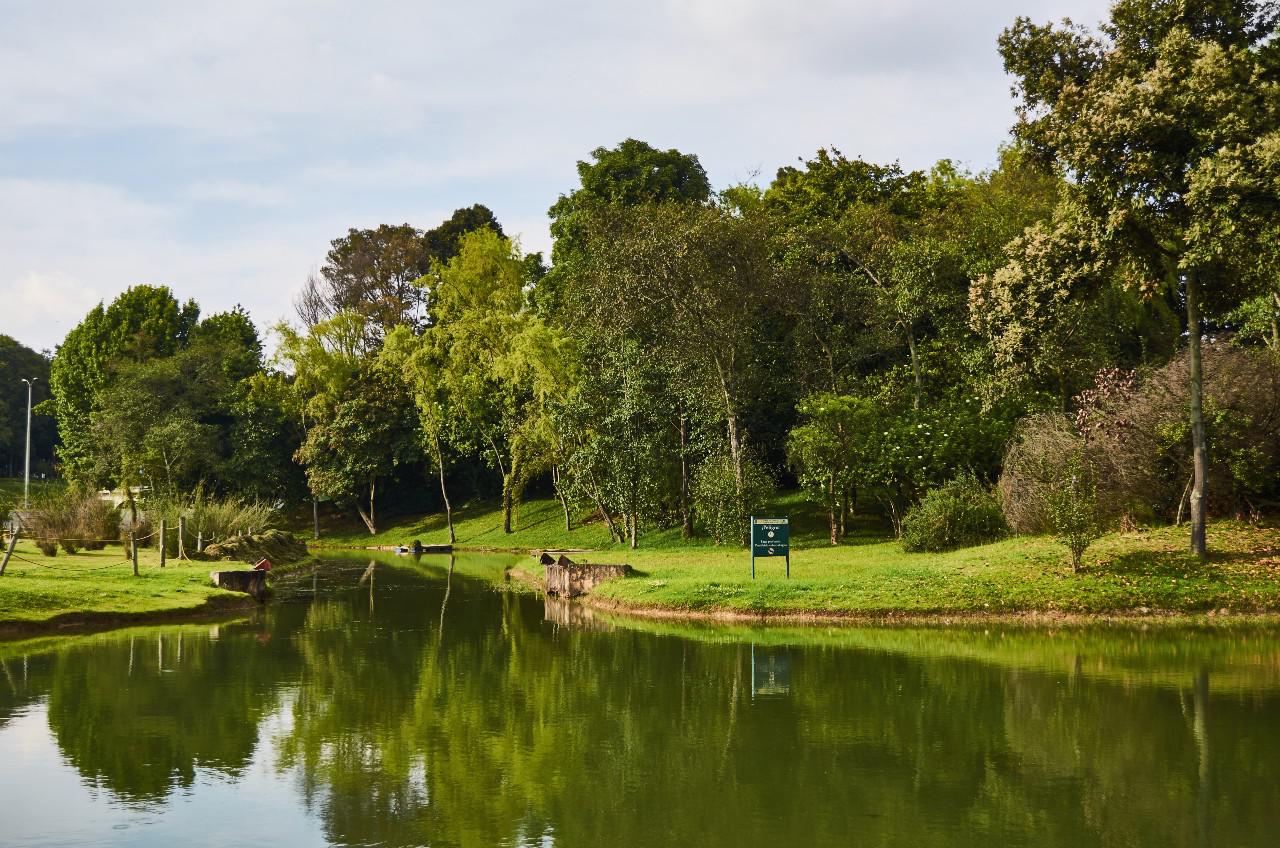 BOGOTA-LAGO-PARQUE-SIMON-BOLIVAR-Eduardo-Accorinti-Shutterstock.com-1
