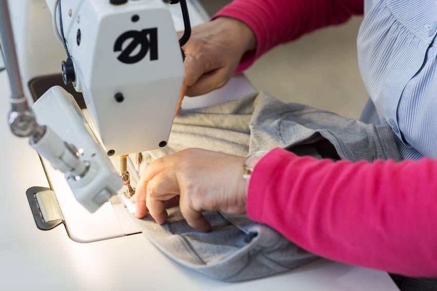 Zero-Defects-moda-interior-sostenible-km0-detalle-maquina-coser