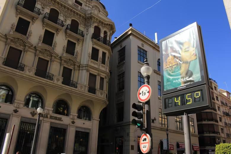 un-cartel-marca-45°-en-la-ciudad-de-granada-en-5JLGZAACKVC2XHSE3B2R2T37CI