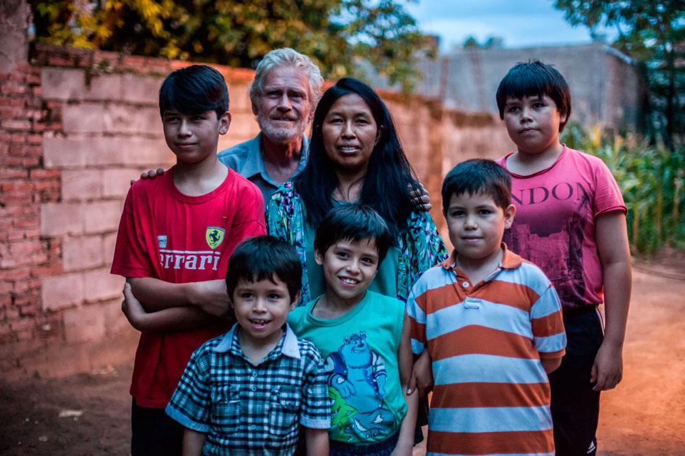 el-etnologo-ingles-john-palmer-su-mujer-basilia-perez-y-la-familia-trilingue-que-han-formado