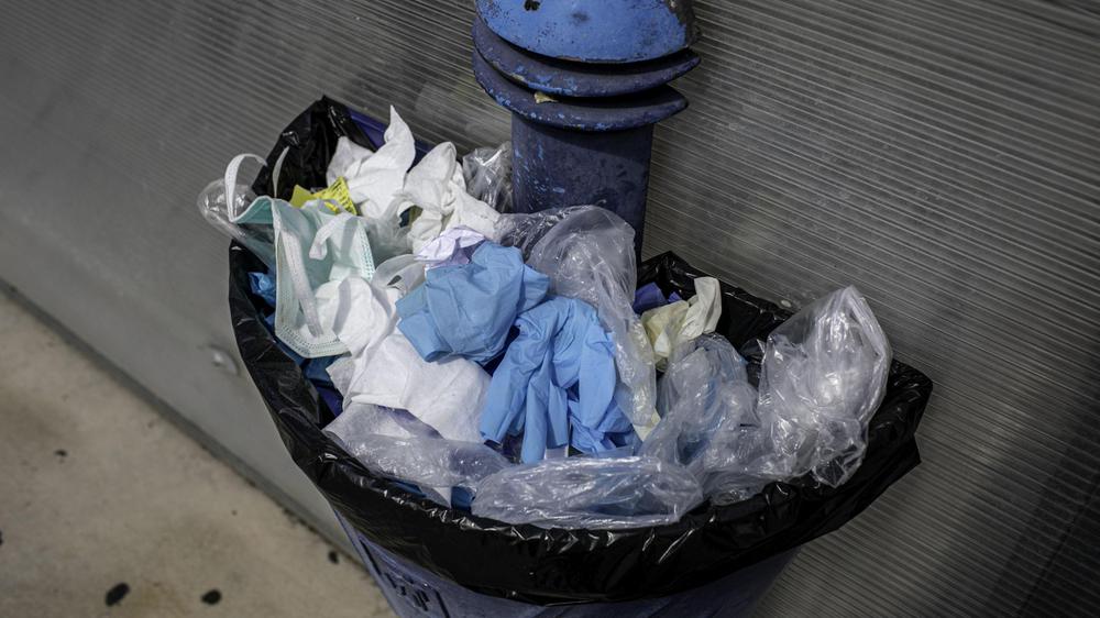 Guantes-y-mascarillas-en-la-basura-Foto.-Elena-Rosa-scaled
