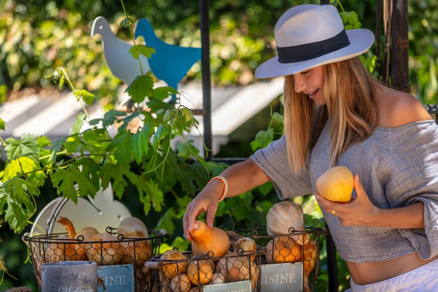mujer-en-mercado-local