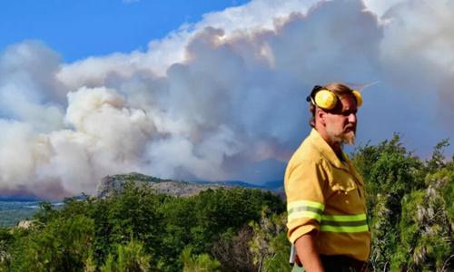El viento complica el incendio en el Parque Nacional Los Alerces