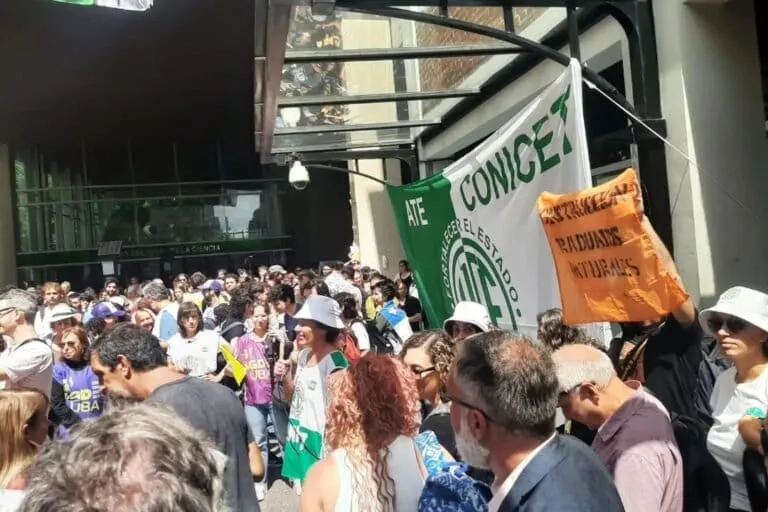 El-gobierno-de-Milei-recorto-de-1.300-a-600-la-cantidad-de-becas-academicas-que-habian-sido-adjudicadas-a-los-investigadores-en-2023.-Gentileza-ATE-768x512