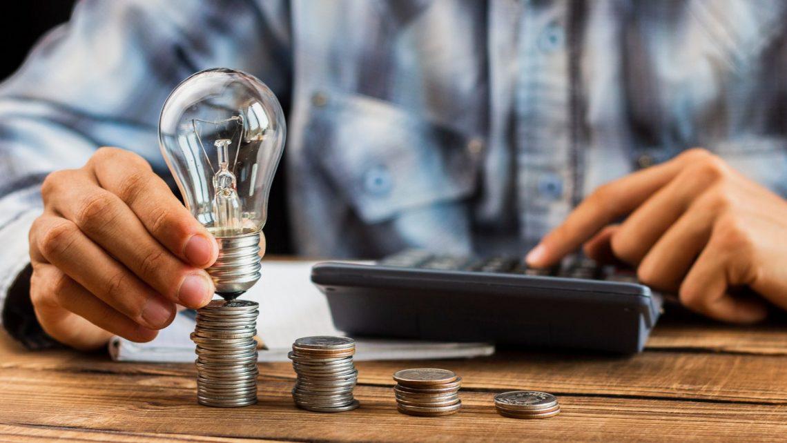 man-cunting-stack-coins-1-1140x642