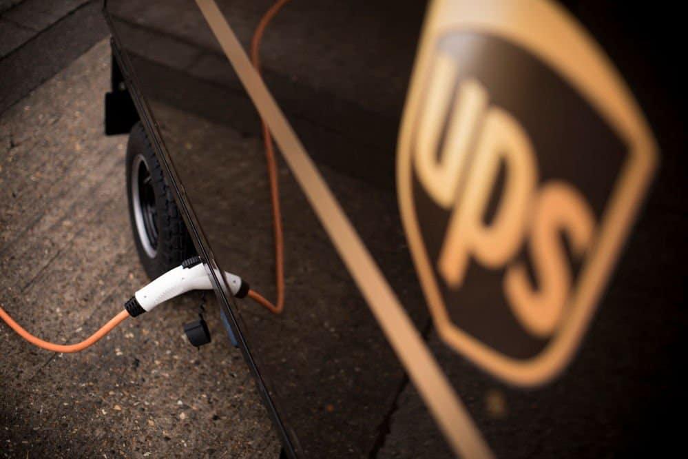 UPS-bicicleta-con-remolque-electrico-en-carga