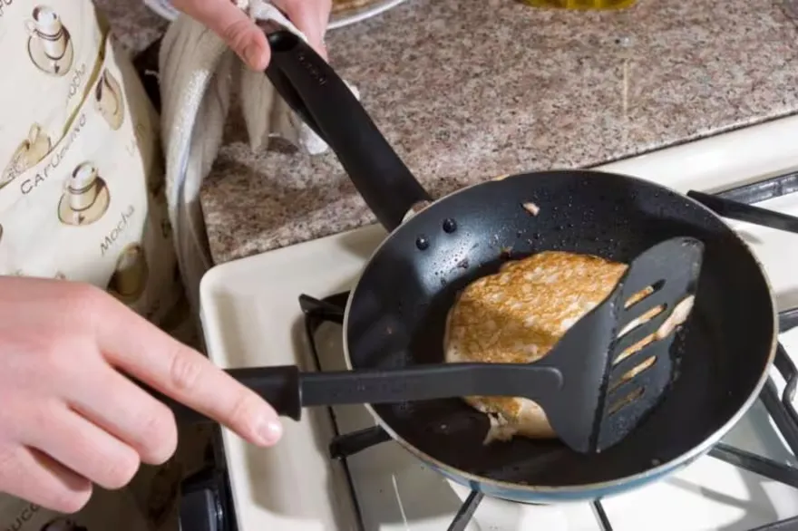 los-utensilios-de-cocina-antiadherentes-pueden-GFXLKOEDM5GSFBCI5K4EQ54E4Y