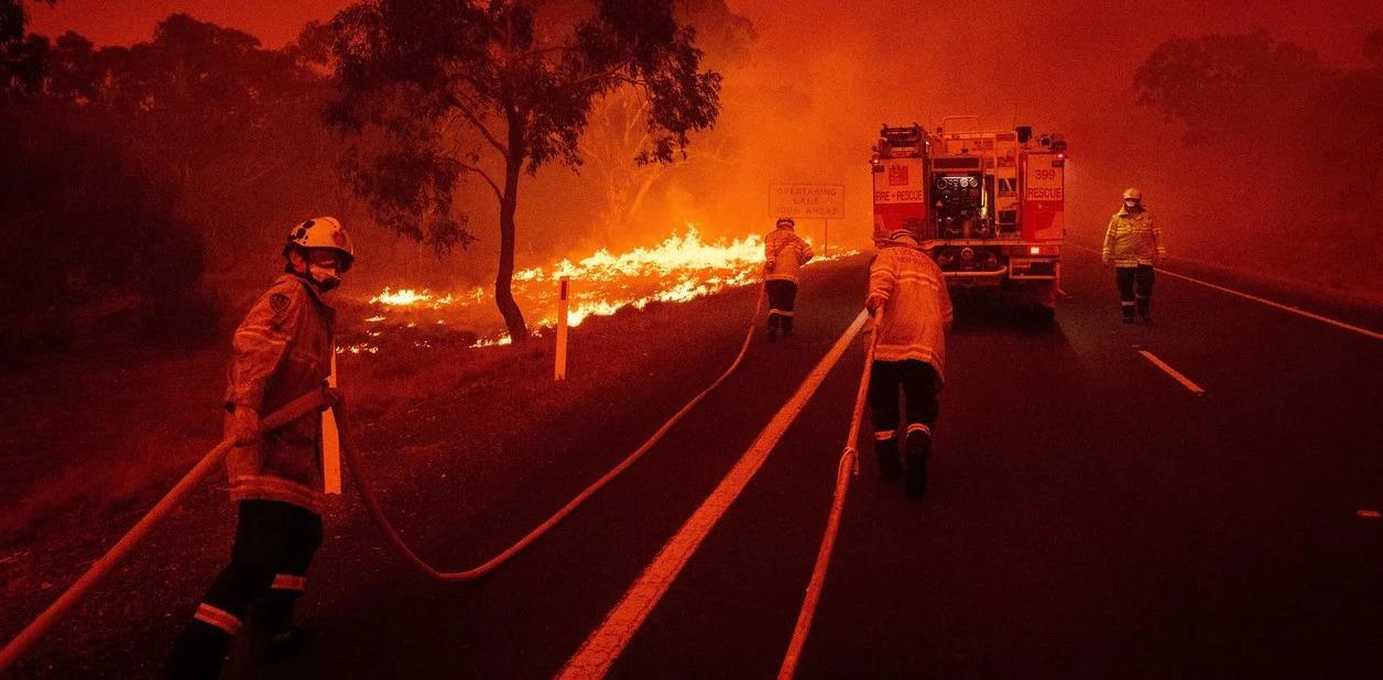 bomberos-intentan-apagar-un-incendio___qHOdX3DI_1256x620__2