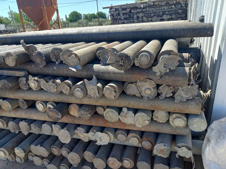 madera-plastica-con-envases-de-agroquimicos