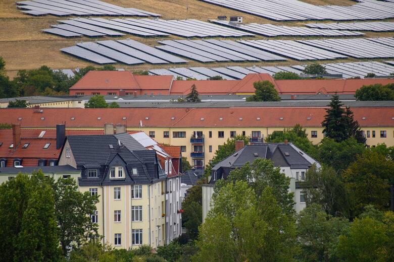 27-july-2022-saxony-anhalt-magdeburg-solar-panels-M2W5LEI4T5BSHOYUUFT5QEFM6I