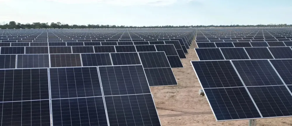 Panel-solar-en-el-Parque-Solar-Pampa-del-Infierno-scaled