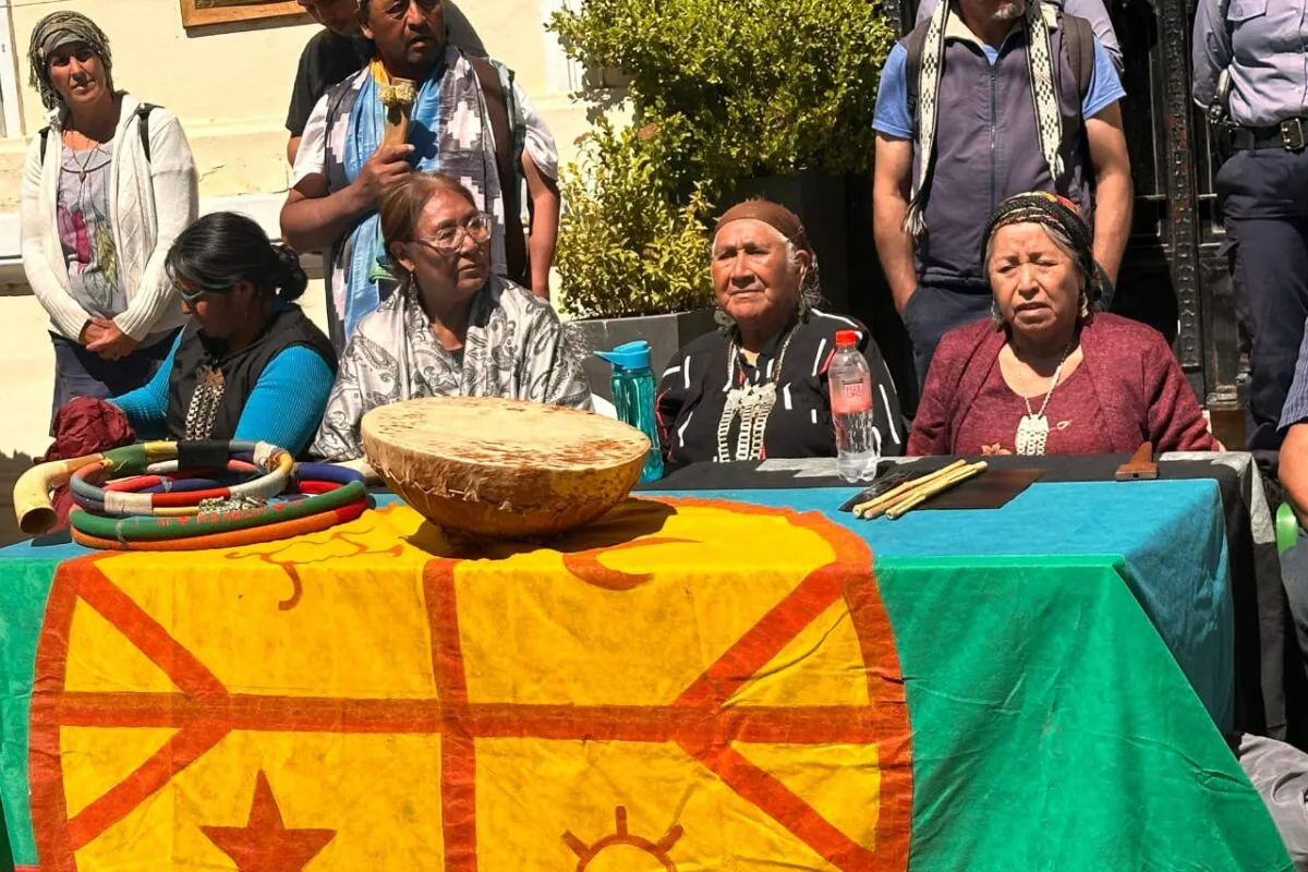 Dirigentes-del-pueblo-Mapuche-Tehuelche-en-el-sur-de-Argentina-Gentileza-Orlando-Carriqueo-1200x800