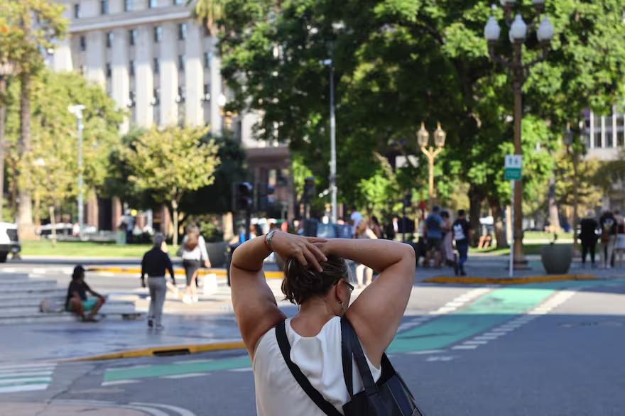 la-primera-ola-de-calor-de-esta-temporada-duro-23-I55H2P2WCVFP7J6PF57DDIVWDI