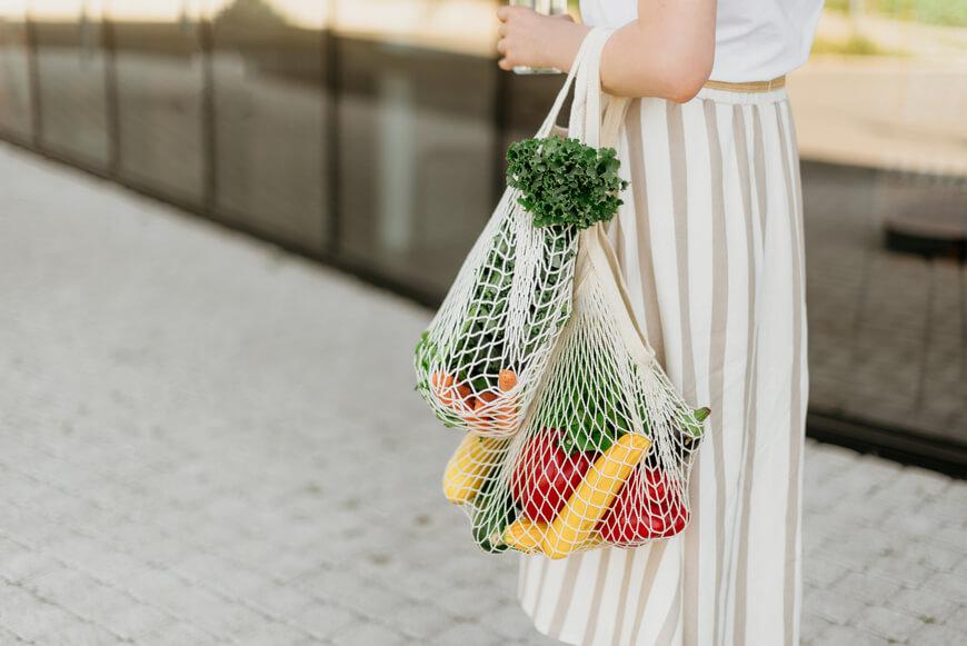 mujer-con-bolsa-de-verduras-1