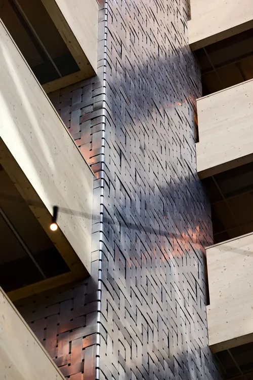 laminas-de-metal-del-antiguo-techo-del-edificio-X3UFOPZKRBCVVNDY2PNO656FCE