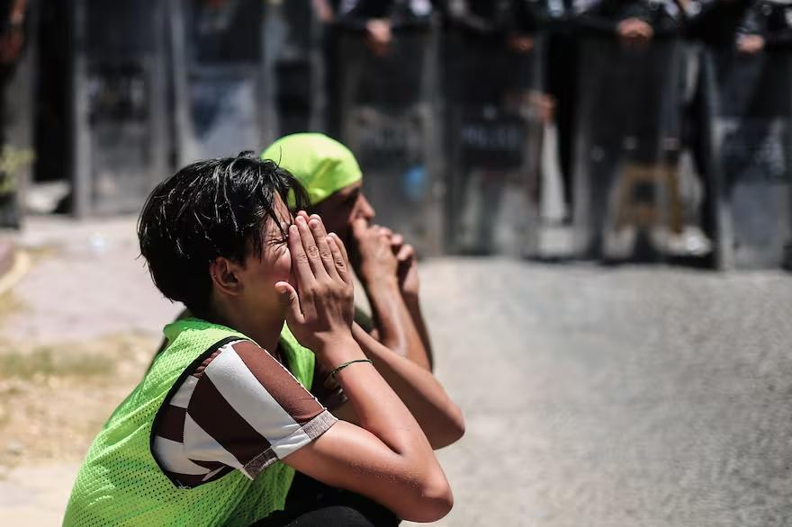 los-manifestantes-reaccionan-al-clima-JAOW5S2NJBH5RNGPZR5FZRLBBY