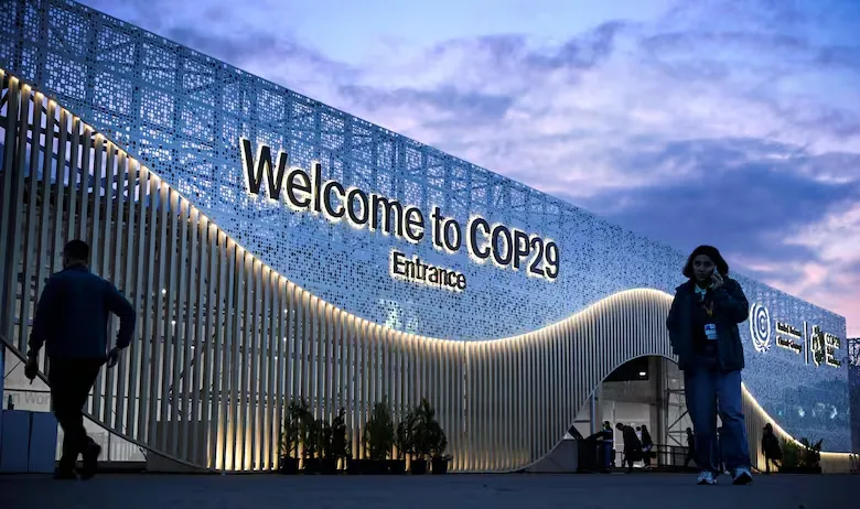 paseo-peatonal-frente-a-la-sede-de-la-cumbre-cop-SOQHXEXWQRFR7PTRGG2RYCT7JI