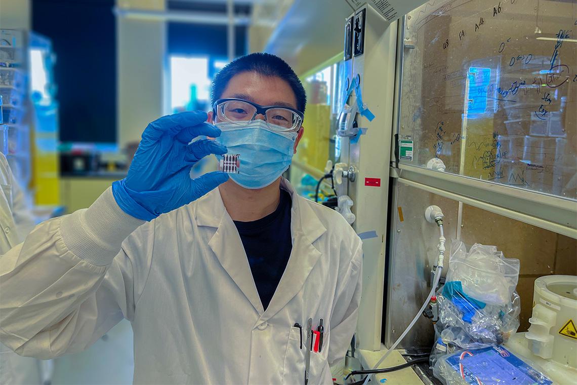 El-investigador-Hao-Chen-muestra-un-prototipo-de-celula-solar-de-perovskita-invertida.